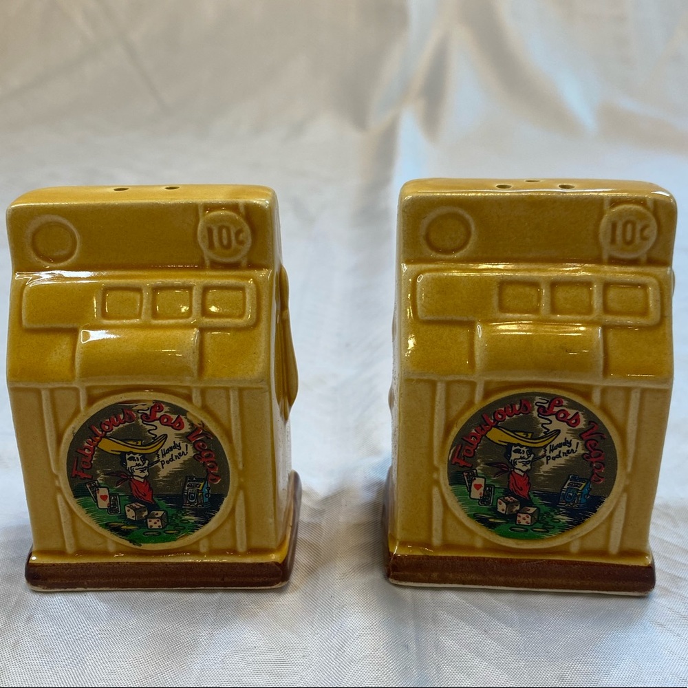Las Vegas slot machine salt pepper shakers.